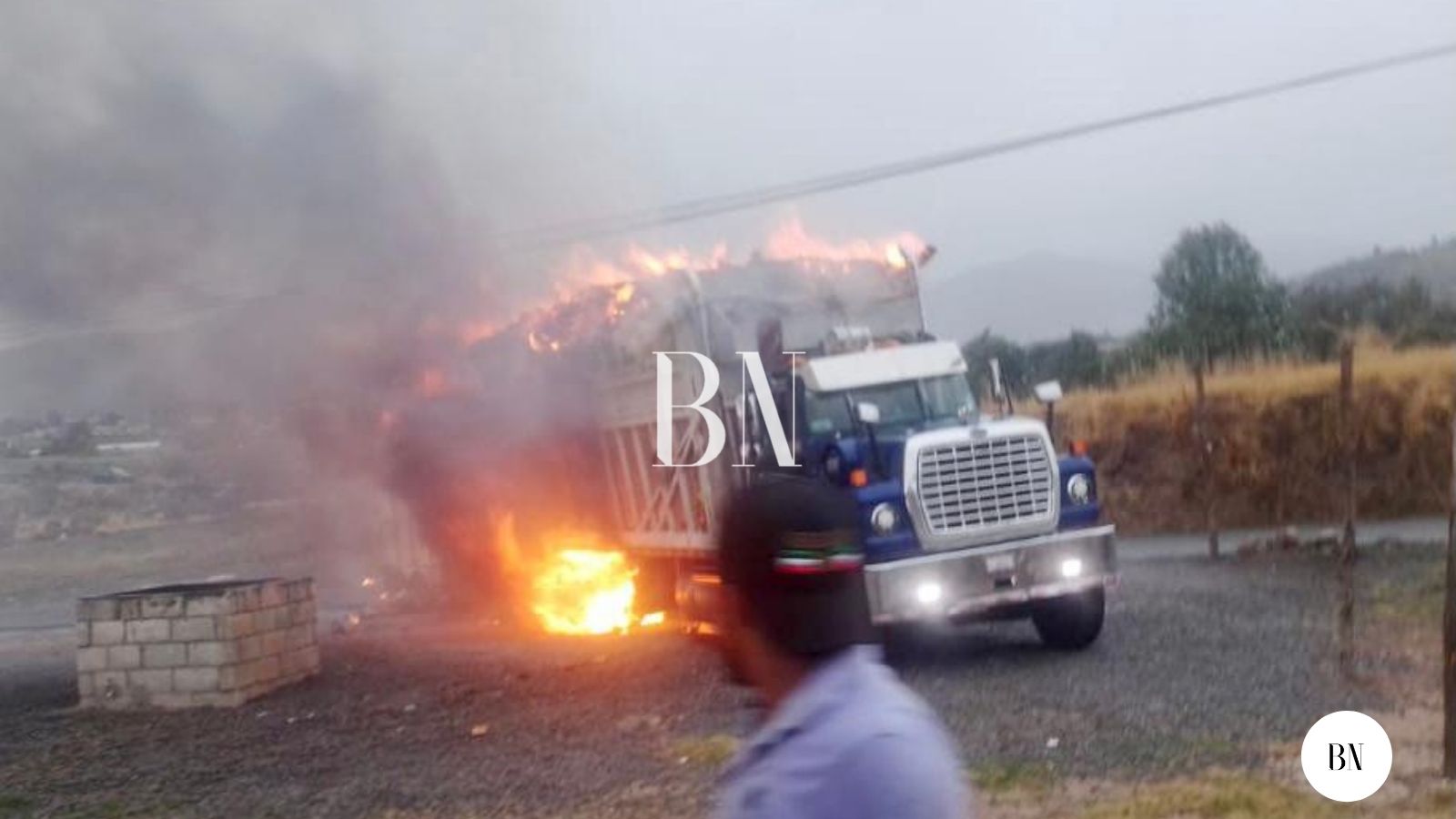 Camión de carga comenzó a incendiarse.